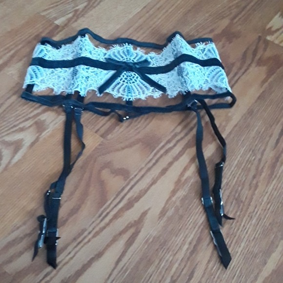 Victoria's secret lingerie garter belt. White and black lace Size XS/Sma… - Picture 4 of 8